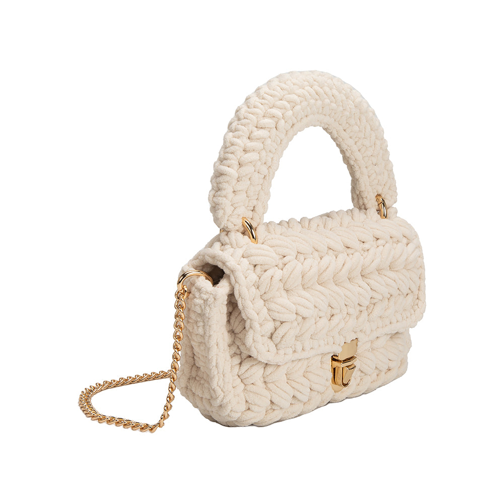 A Ivory knitted crossbody handbag with gold clasps.