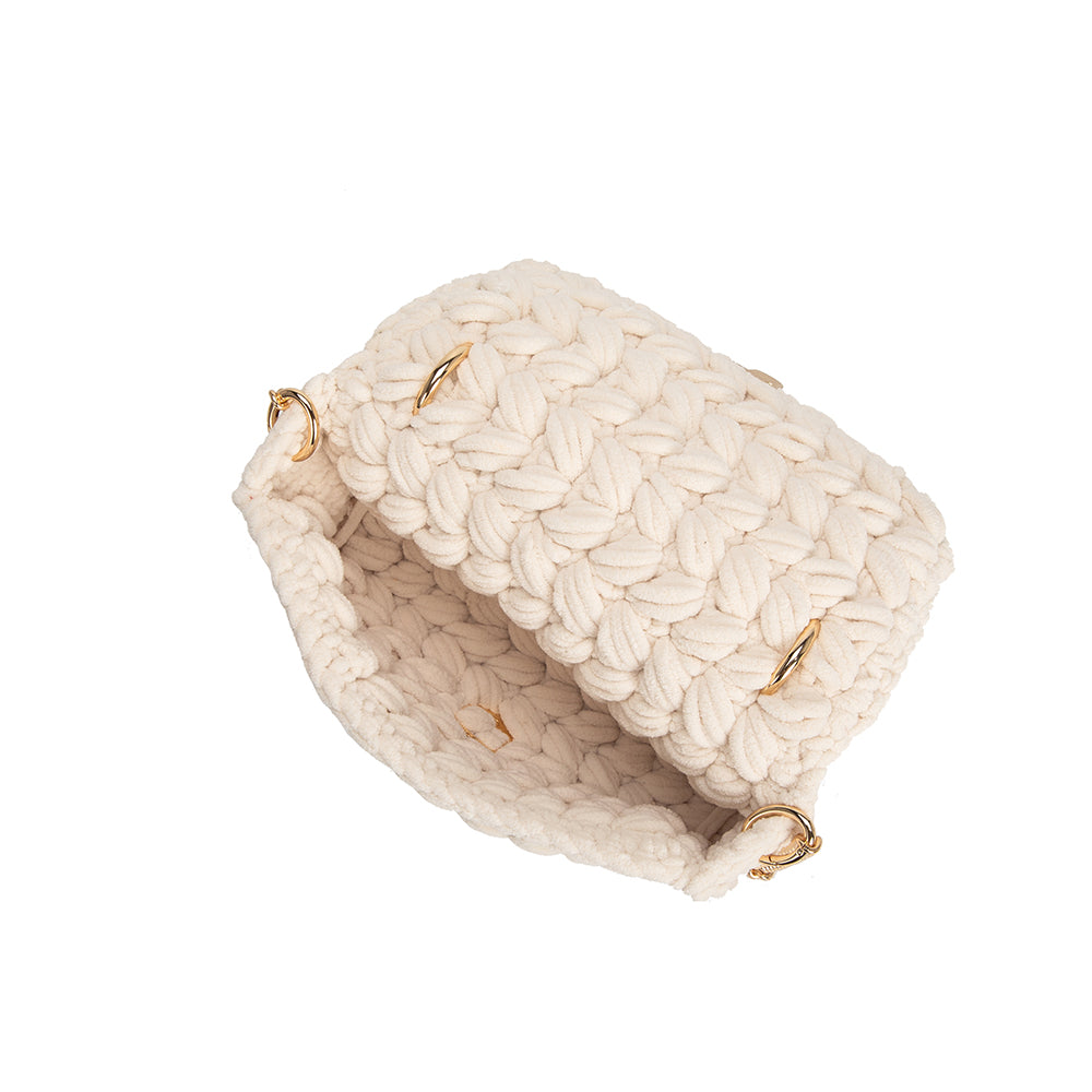 A ivory knitted crossbody handbag with gold clasps.