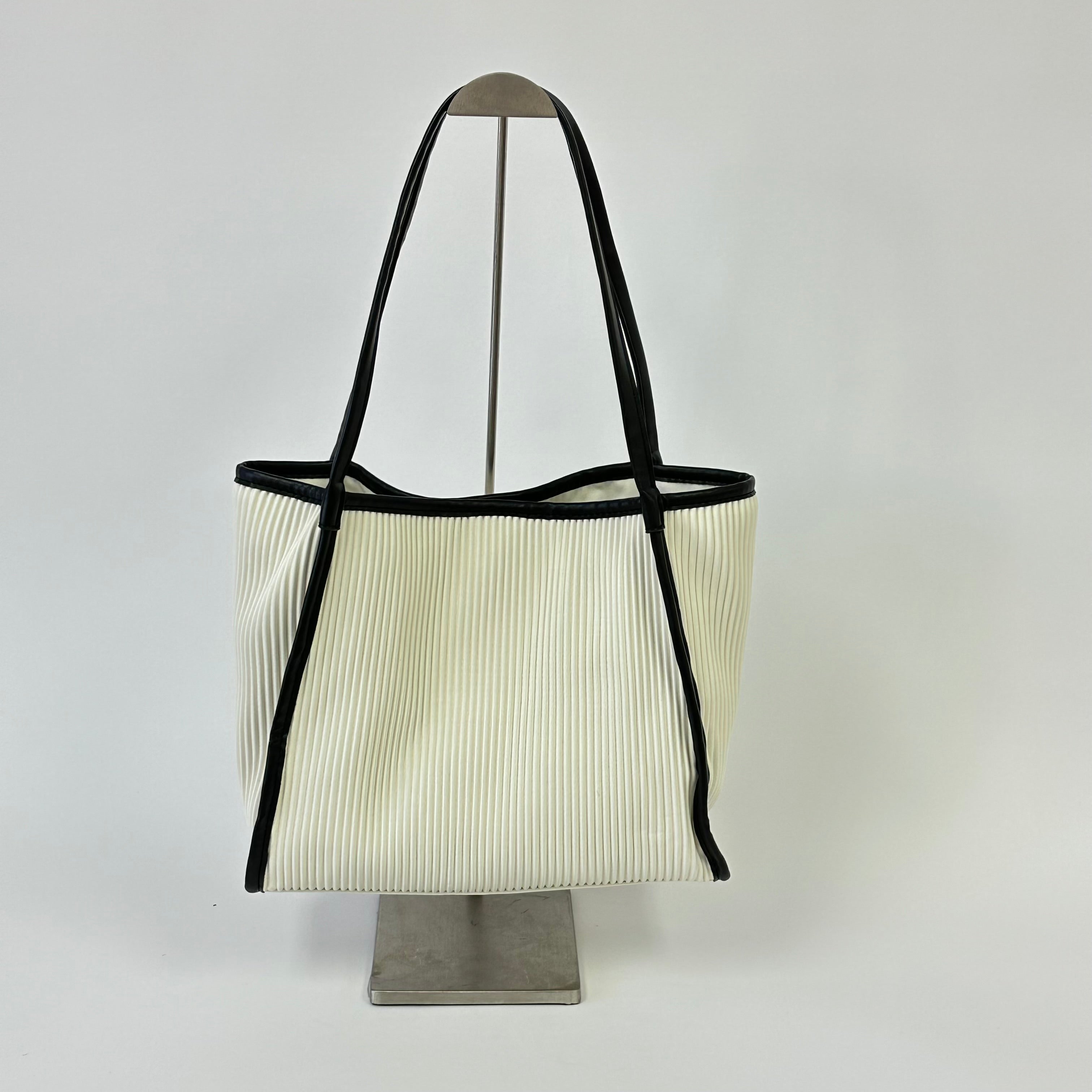 SAMPLE VM6229 White Shoulder Bag - FINAL SALE